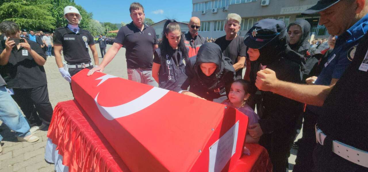 Muğla Şehidini Gözyaşlarıyla Uğurladı: 17 Günlük Bebeği Yetim Kaldı 6